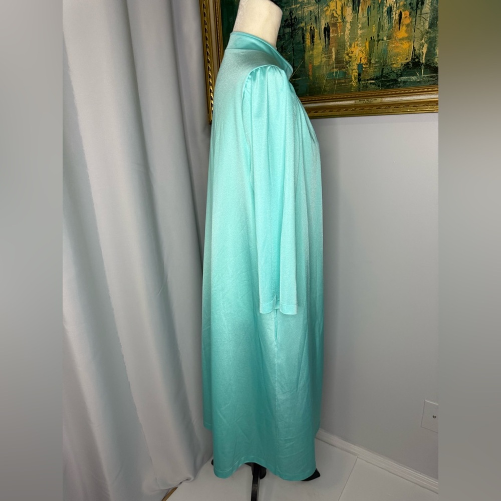 Vintage Robe - Picture 2 of 10